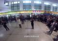 火車站候車大廳紅歌快閃迎國慶！百人互動，震撼現(xiàn)場嗨翻天！
