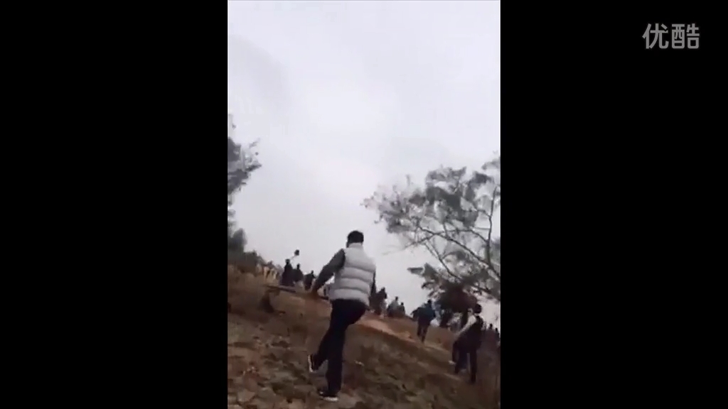 廣東退休官員修墓被指破壞鄰居祖墳風(fēng)水，雙方百人火拼現(xiàn)槍聲