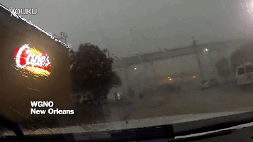 好可怕！大風(fēng)把火車從橋上吹了下來