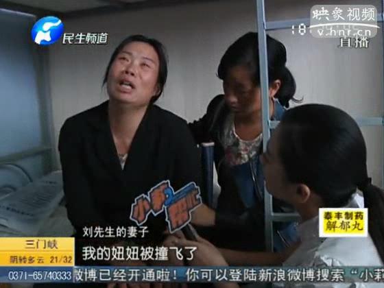 女童下校車(chē)后被撞飛 母親泣不成聲