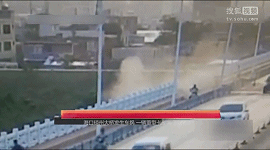 監(jiān)拍?？诃傊荽髽蛑匦涂ㄜ囍苯記_下大橋 司機(jī)獲救