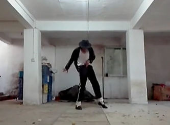 農民工也愛邁克杰克遜！地下室模仿MJ經(jīng)典舞步