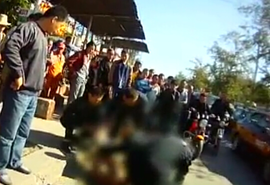 男子醉酒裸奔持鐵勺沿途砸車(chē)