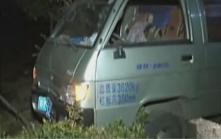 司機(jī)忘拔鑰匙 頑皮男孩開(kāi)車(chē)闖禍