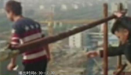 男子欲輕生 民警高空成功營(yíng)救