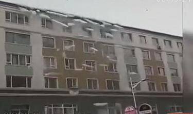 壯觀！樓房變冰雕瀑布