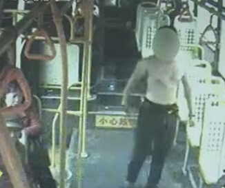 上車光膀子 這是要干啥？