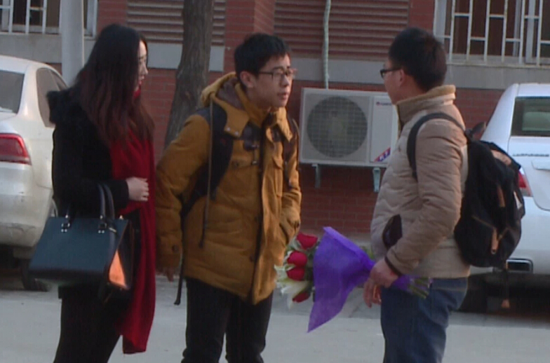 美女請(qǐng)你假裝其男友拒絕追求者，你會(huì)怎么辦？