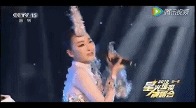 假唱滿分 元宵晚會(huì)薩頂頂話筒拿反