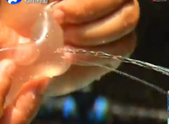 太坑！少女超市買(mǎi)的避孕套超一半漏的