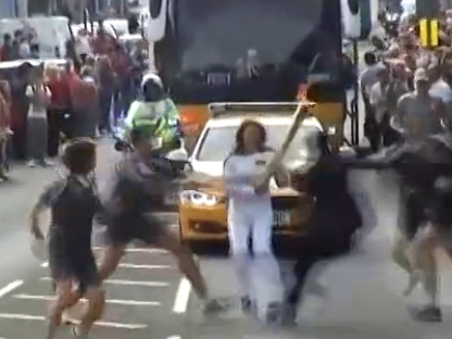 驚魂一幕！不速之客搶奧運(yùn)火炬遭安保摁倒