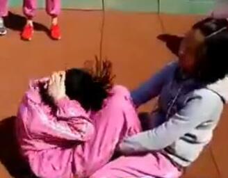 仰臥起坐險(xiǎn)癱瘓 正確姿勢(shì)咋做？