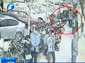 偷車賊秒開車鎖 監(jiān)控拍下行竊過(guò)程
