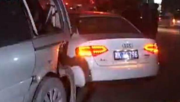 12車停路邊瞬間全報(bào)廢 咋回事？