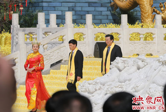 　河南省委書記、省人大常委會(huì)主任郭庚茂，河南省省長謝伏瞻敬獻(xiàn)花籃。映象網(wǎng)記者 邵恰 攝