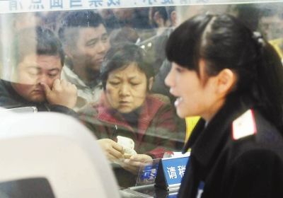 胡娜認(rèn)真、耐心地向旅客介紹票務(wù)情況