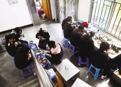 短短半個(gè)小時(shí)就餐休息時(shí)間，售票員們把椅子當(dāng)餐桌，擠在不到20平方米的地方吃飯