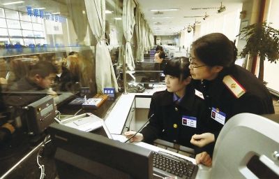 遇到一些突發(fā)情況，值班售票員都會(huì)上前協(xié)調(diào)并指導(dǎo)工作