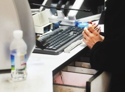 胡娜利用空閑時(shí)間活動(dòng)手指關(guān)節(jié)，以防手指僵硬打錯(cuò)車(chē)票