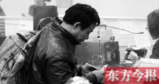 要是能買到一張座位票多好啊，一路不用站著回家了，這是他們最奢侈的想法