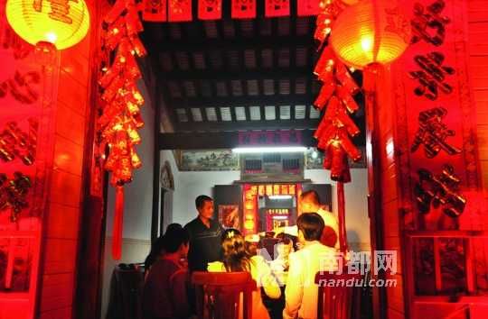 　　?？谌税殉Φ哪暌癸埛Q為“吃圍爐”。