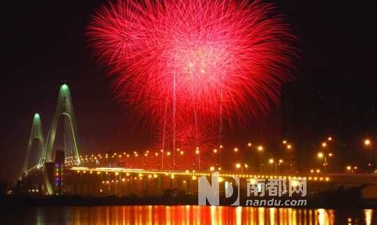  ?？谑忻癯赃^了年夜飯,到西海岸燃放觀賞煙花是近年來興起的一大潮流。