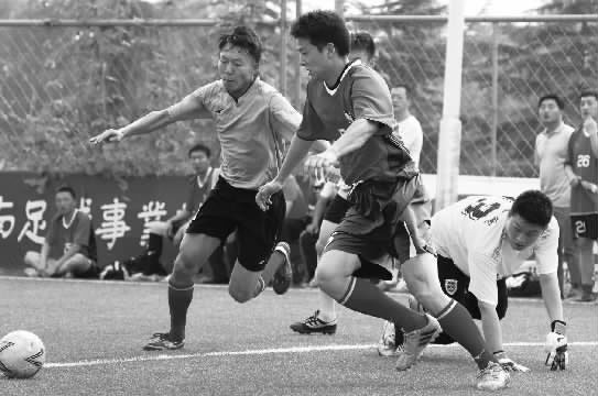 鄭州航院隊(duì)與鄭州經(jīng)開正和隊(duì)的比賽，可謂是學(xué)生軍和朋友隊(duì)之間的強(qiáng)強(qiáng)對(duì)決