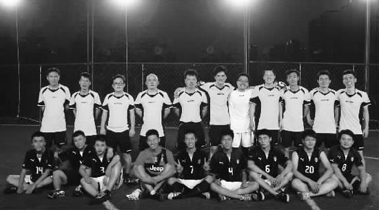 昨晚，東道主東方今報(bào)隊(duì)迎來(lái)了第二個(gè)比賽對(duì)手——財(cái)大數(shù)學(xué)隊(duì)