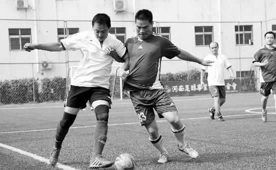 為了爭(zhēng)奪小組頭名，天行健和領(lǐng)航置業(yè)踢得異常激烈