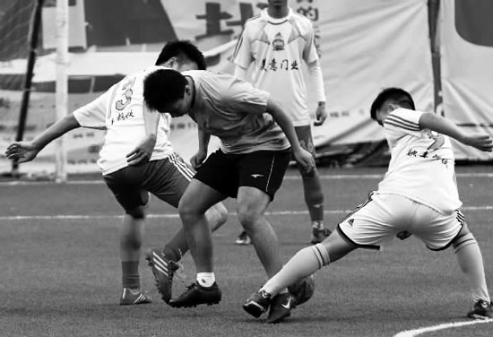 奪冠熱門球隊美意門業(yè)，上半場就踢出了5:0的一邊倒局面