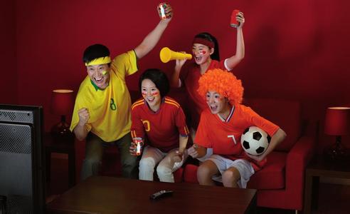 約三五好友,看球加啤酒,世界杯我們不僅是看客。