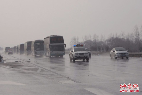 河南高速交警接力護(hù)送65臺(tái)客車橫跨連霍高速河南段