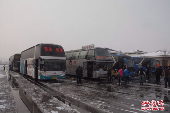 河南高速交警接力護(hù)送65臺(tái)客車橫跨連霍高速河南段