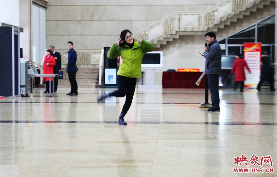 南樂天完成一個采訪后，興奮的跳了起來。