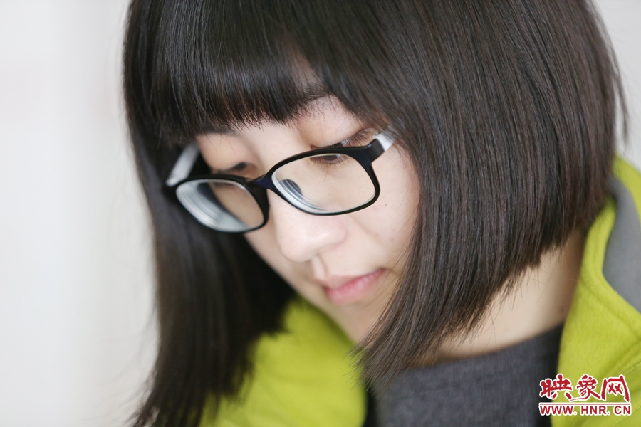 采訪中認(rèn)真記錄的樂天。