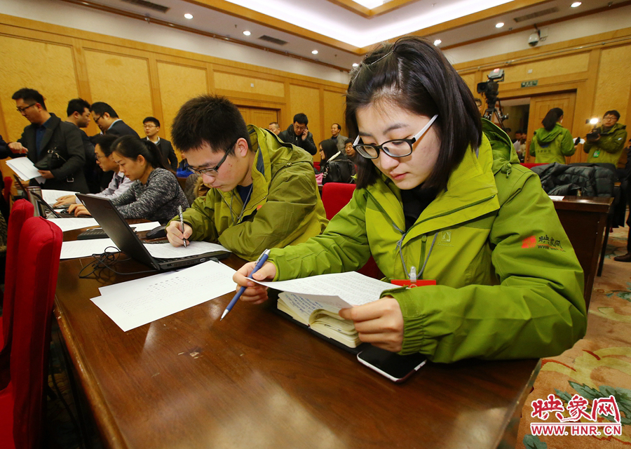 大象融媒映象網(wǎng)記者南樂天在兩會記者會開始前積極準(zhǔn)備。