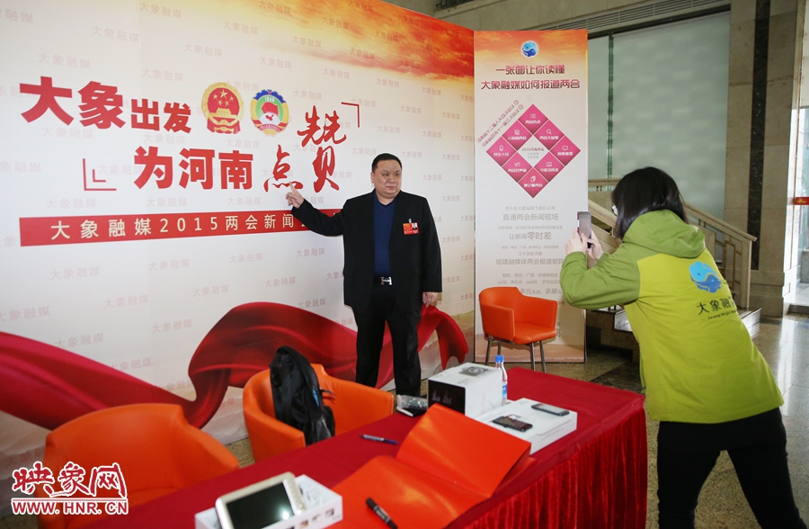 幫代表在大象融媒新聞會客廳留影拍照。