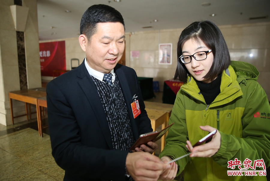 幫代表使用大象融媒映象網(wǎng)微信打印機現(xiàn)場打印照片。