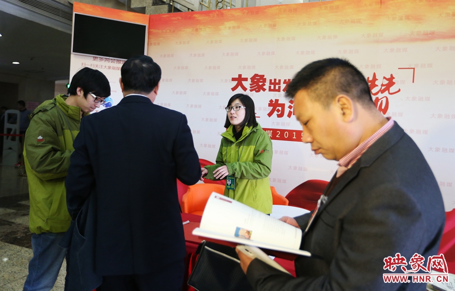 向代表、委員講解大象融媒旗下出品的新聞產(chǎn)品。