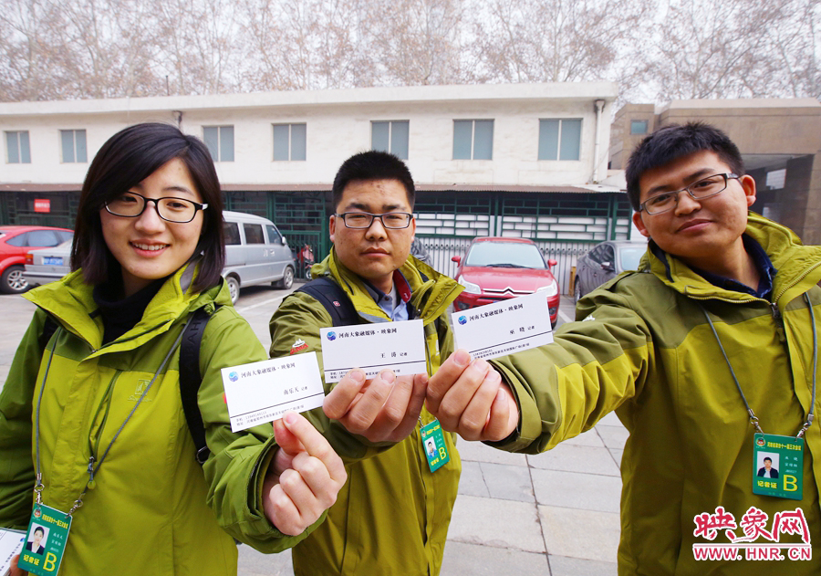 南樂天和同事展示新印制的大象融媒名片。