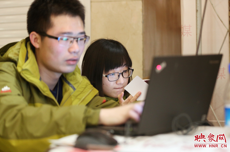 與同事現(xiàn)場寫稿子的樂天。