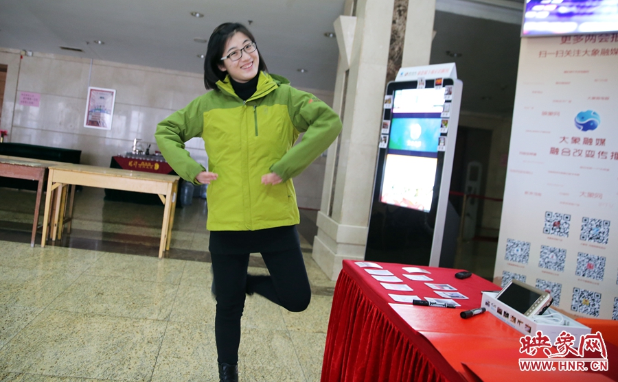 工作間隙，樂天跳起了“南式芭蕾”。