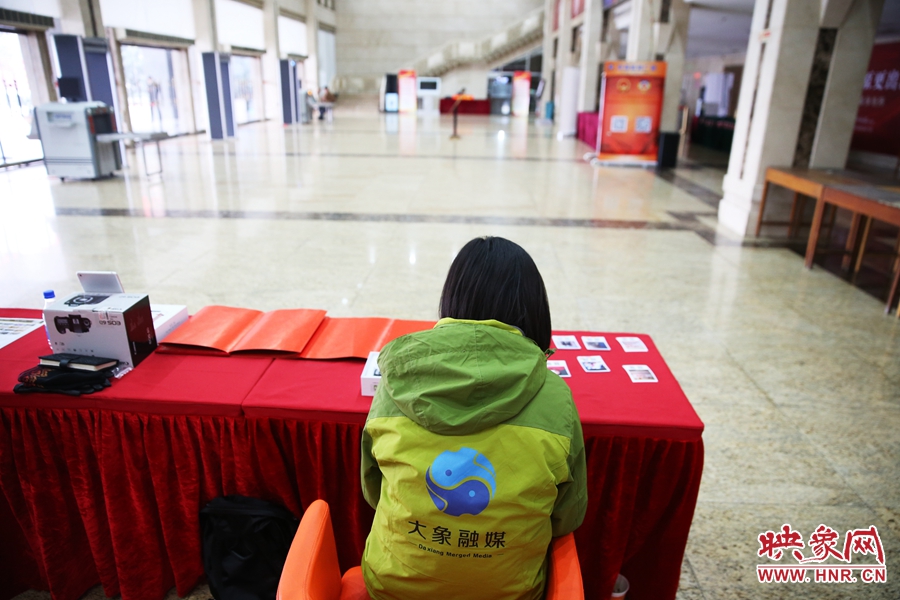 一個人的堅守在工作崗位。