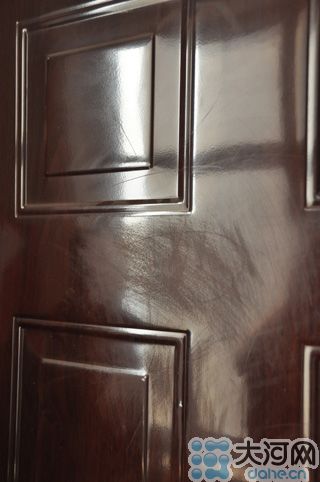 　雖然王先生用砂紙打磨過，但是“奠字”仍依稀可見