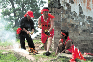 龍王廟前祭拜。