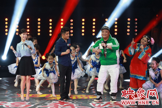 主持人與嘉賓演繹全新“小蘋(píng)果”帶來(lái)耳目一新的感覺(jué)