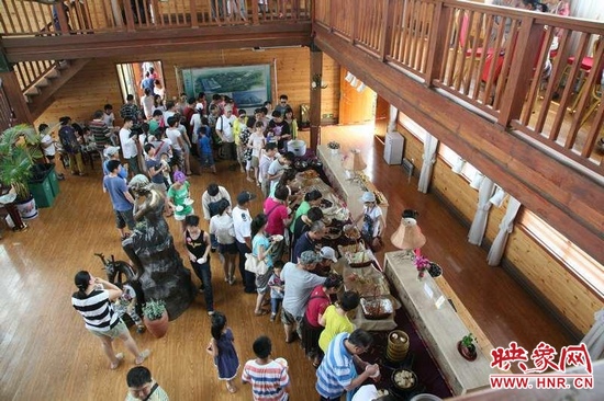 聽眾們在木屋會所享用免費自助餐。