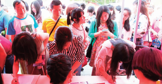 相親現(xiàn)場(chǎng)，嘉賓積極報(bào)名　　