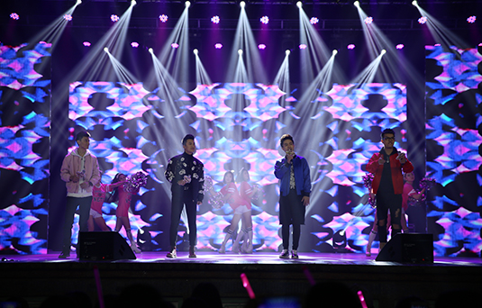 圣誕HIGH不?！睹霮歌秀》校園巡演持續(xù)開唱