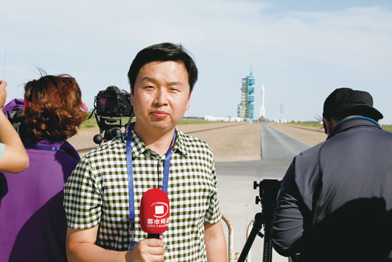 劉瑞鋒回憶，從“神舟十號(hào)”在視線中出現(xiàn)到消失的兩分鐘內(nèi)，他們的兩臺(tái)攝像機(jī)、一臺(tái)照相機(jī)就在不停地拍、拍